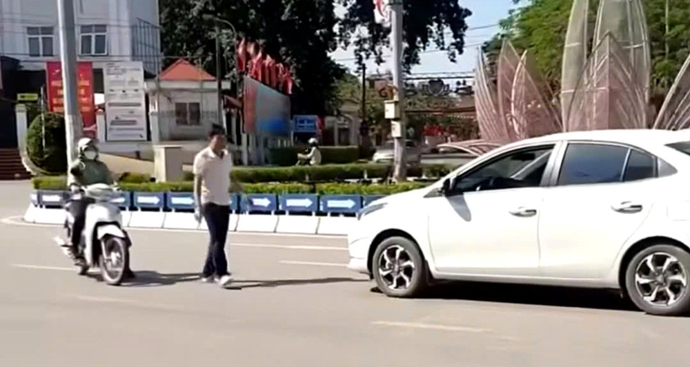 Xu Phat Nam Tai Xe O To Di Nguoc Chieu Cai Va Voi Phu Nu Di Xe May O Bac Ninh 1428