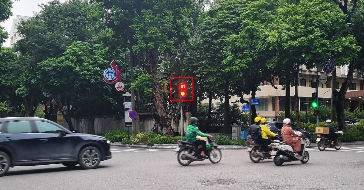 Xuat Hien Cot Den Giao Thong Co Den Dem Lui 8 Giay O Ha Noi 1293