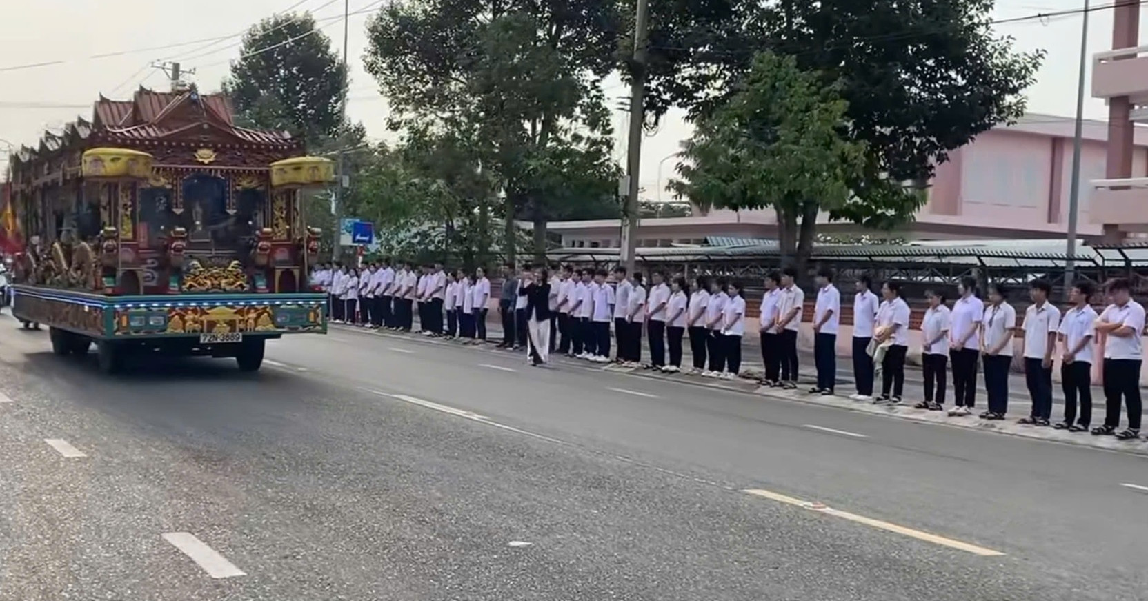 Xuc Dong Canh Hon 1 3172