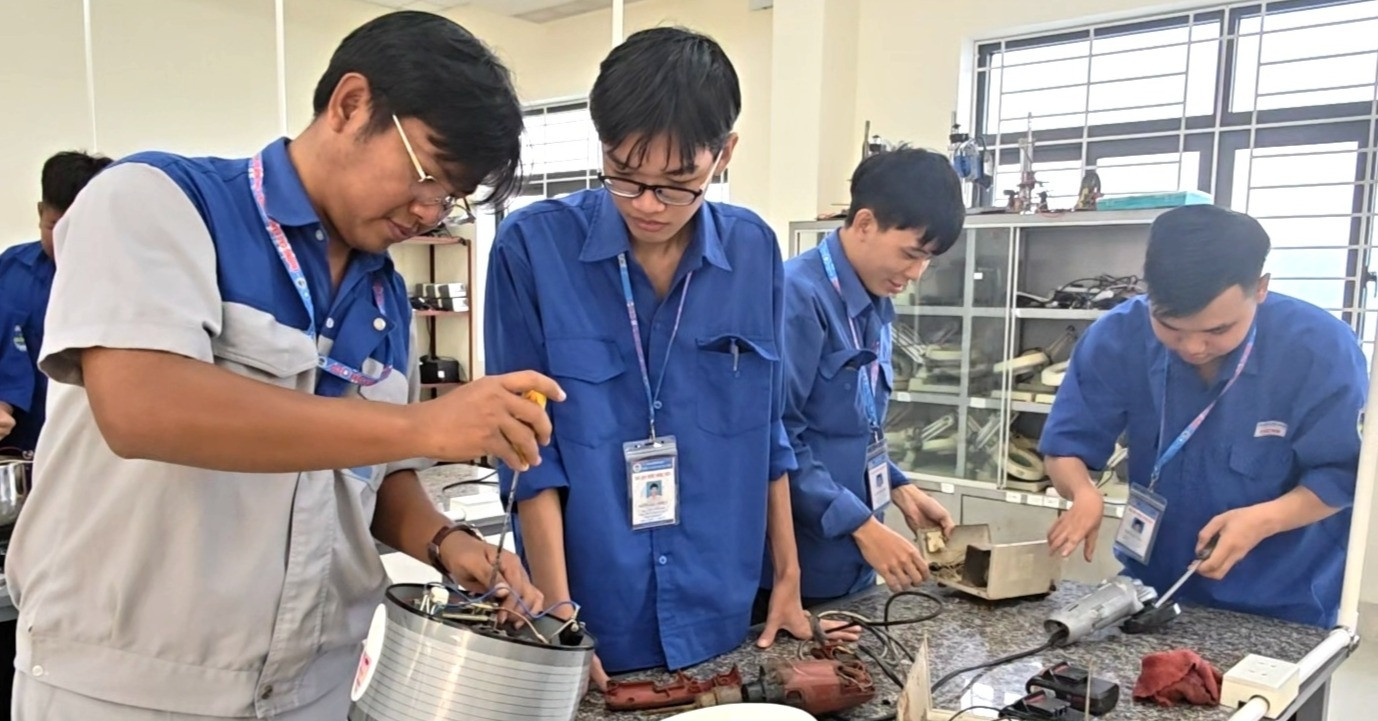 Xuong Cuu Ho Mo Ngay Dem Hoi Sinh Mien Phi Thiet Bi Chap Mach Sau Lu Du 2045